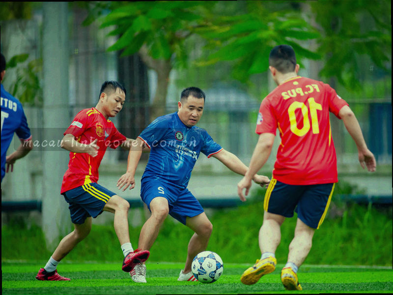 桌面便签纸上手写的事项与旁边搁着的一支笔